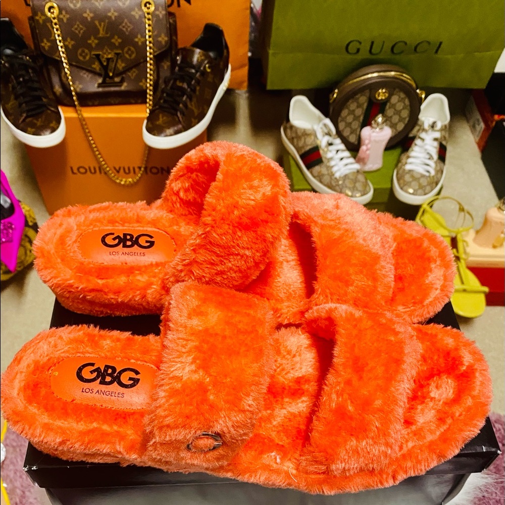 NIB Gorgeous fluffy 1.5 inch heel sandals. Really cute look and color, size 11